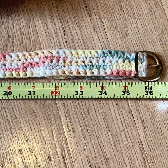 Lovely hand crafted tote bag and matching belt with goldtone buckle. - Picture 11 of 11